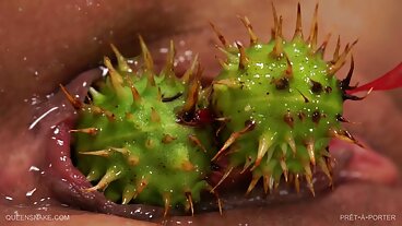 ઉત્સાહી GF સેકસી વીડિયો એચડી બીપી તેના ચહેરા પર ધસી આવે છે અને BF દ્વારા નિર્દયતાથી પુસ કરે છે